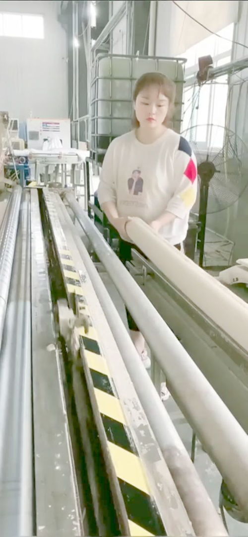 當手伸進衛生紙加工機的一刻——工廠女工的驚魂瞬間